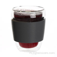 Cana transparenta din pahar de vin rosu